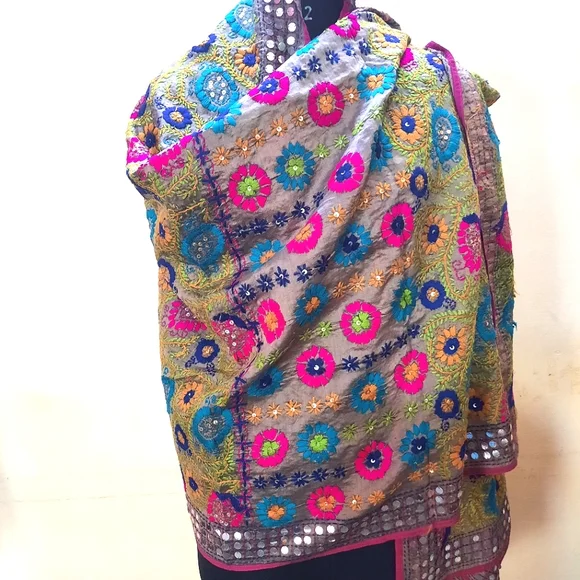 Fulkari dupatta - Picture 2 of 11